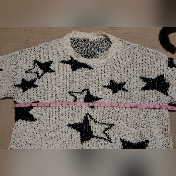 ​POL Distressed Star Print Oversized Knit Sweater - Cream & Black - Size Medium - Picture 8 of 10